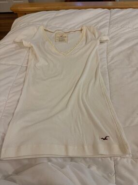 Hollister Cream V-Neck Ribbed Tee with Iconic Hollister Logo